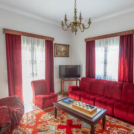 Peaceful 2-bedroom Near Tripolis *