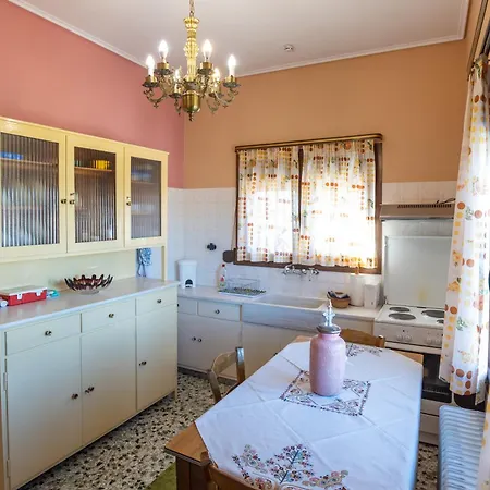 Lägenhet Peaceful 2-bedroom Near Tripolis