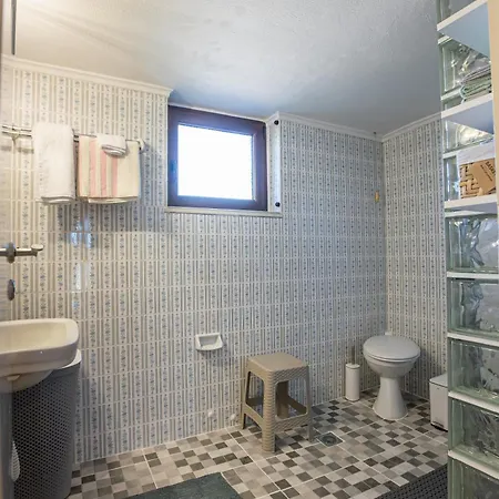 Peaceful 2-bedroom Near Tripolis Lägenhet